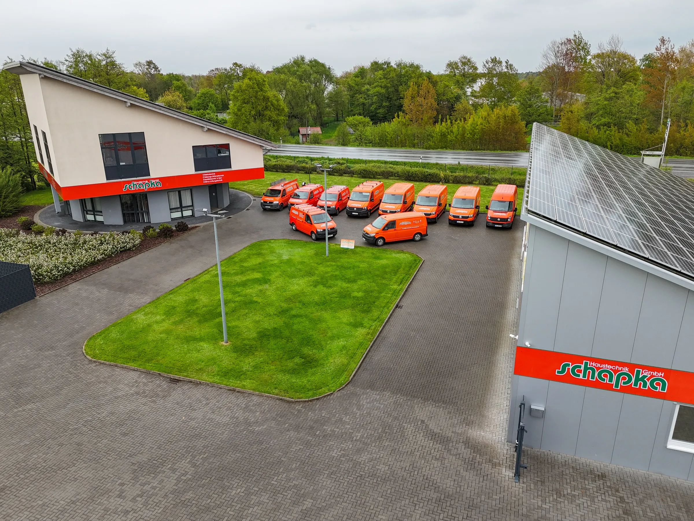 Heutiger Firmensitz der Schapka GmbH in Espelkamp mit Kundendienstflotte
