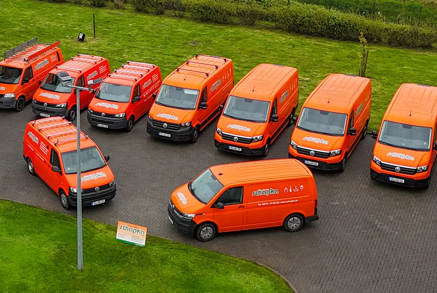 Die orangefarbene Kundendienstflotte der Schapka GmbH