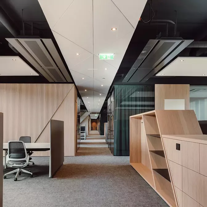 Modernes Bürogebäude mit intelligenter Gebäudetechnik
