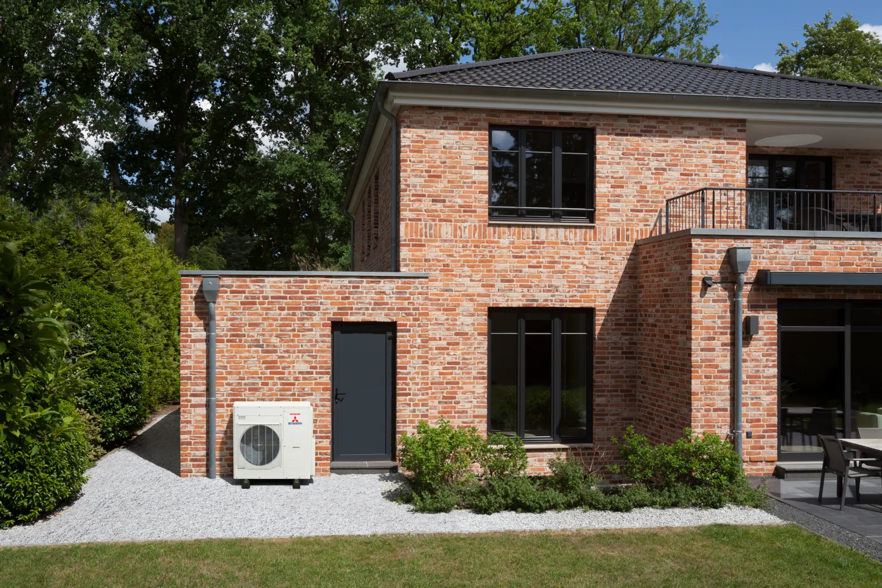 Außengerät einer Klimaanlage an einem Klinkerhaus