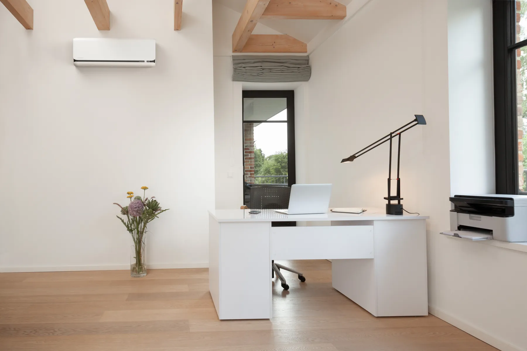 Klimatisiertes Büro mit Wandgerät