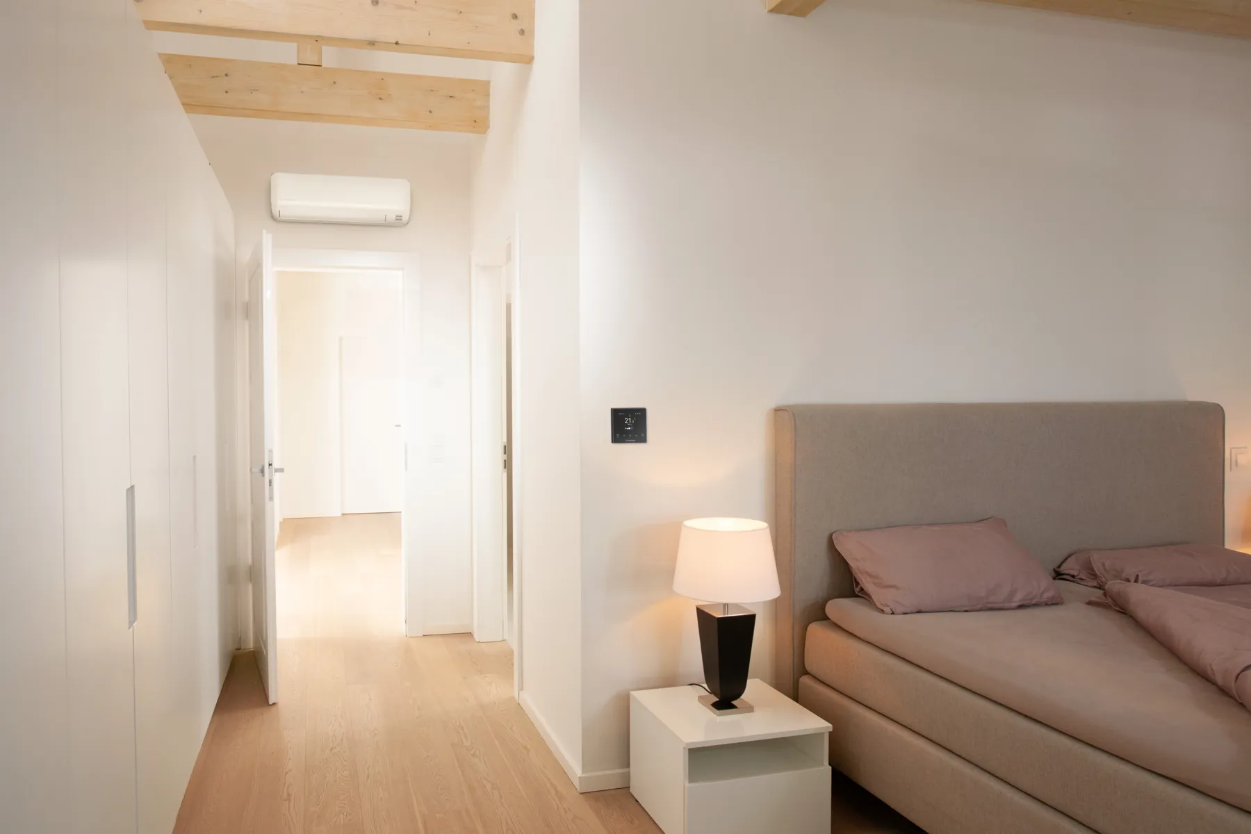Wandgerät von Mitsubishi Heavy Industries in einem modernen Schlafzimmer